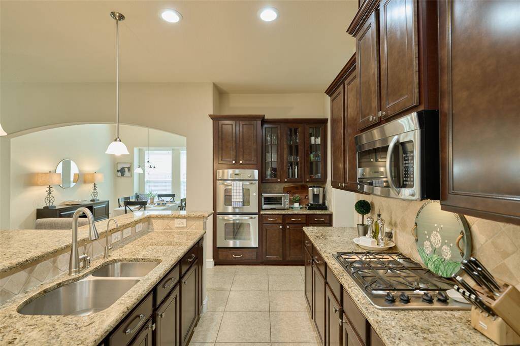 Light and bright dining room/breakfast room just off of the kitchen