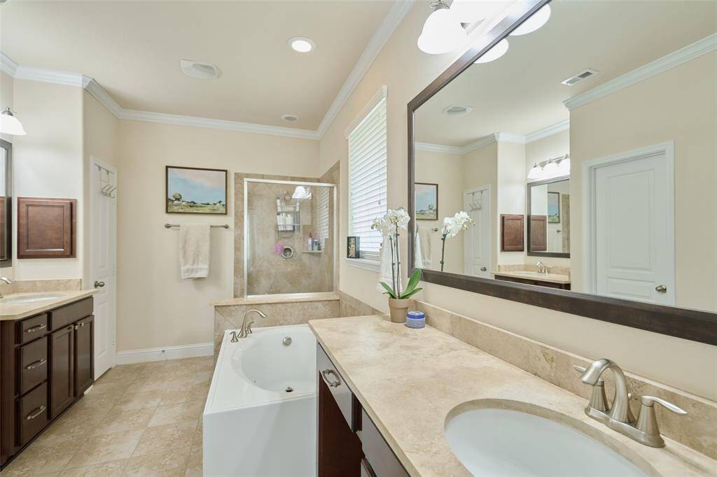 En-suite bathroom in the 2nd bedroom suite downstairs