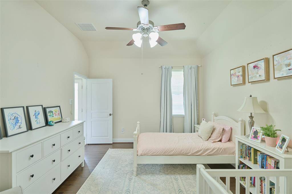 Large upstairs guest suite with en-suite bathroom
