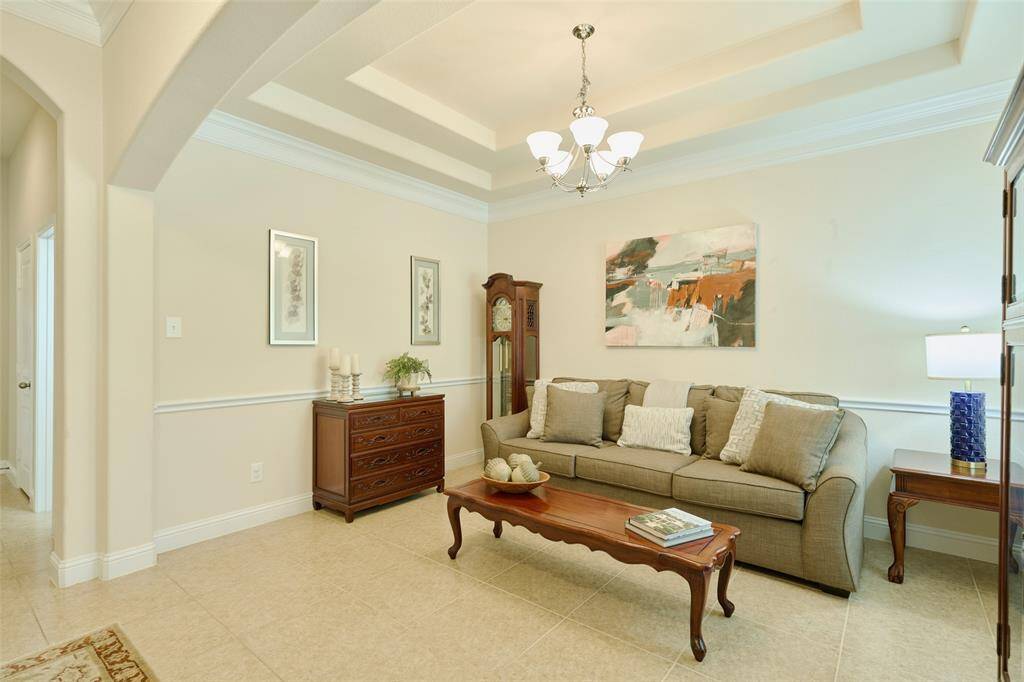 Beautiful arched opening, tray ceiling and crown molding.
