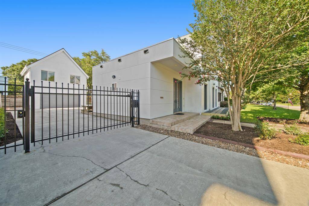 Automatic gate driveway access w/ plenty of parking for guests.