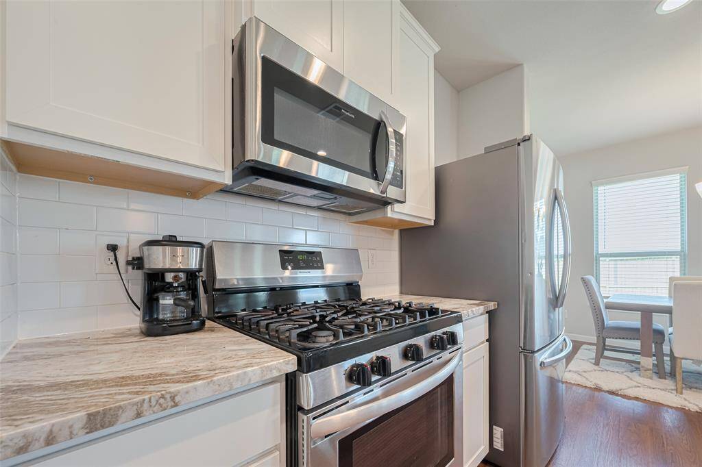 A closer look at the five-burner gas range and overhead microwave offers a glimpse at the home’s attention to performance and style.