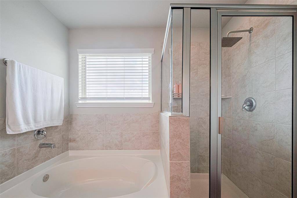 A second look at the en suite’s standout features highlights their modern finishes and calming design.