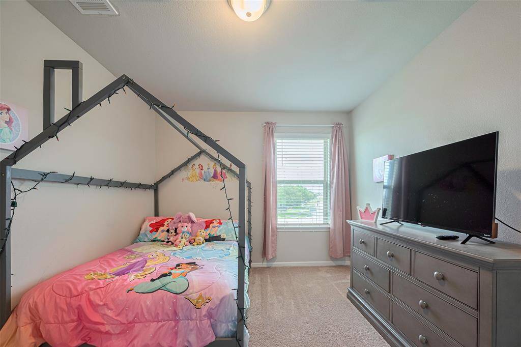 This view captures the room’s full proportions and its potential for creating a serene personal space.