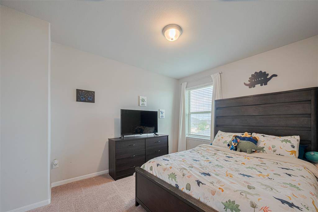 Captured from a corner angle, the room’s dimensions and layout become clear, offering plenty of design possibilities.