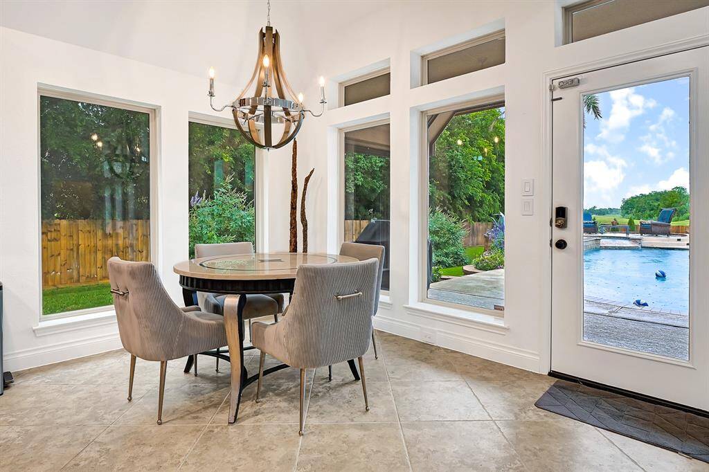 Breakfast Area with views!