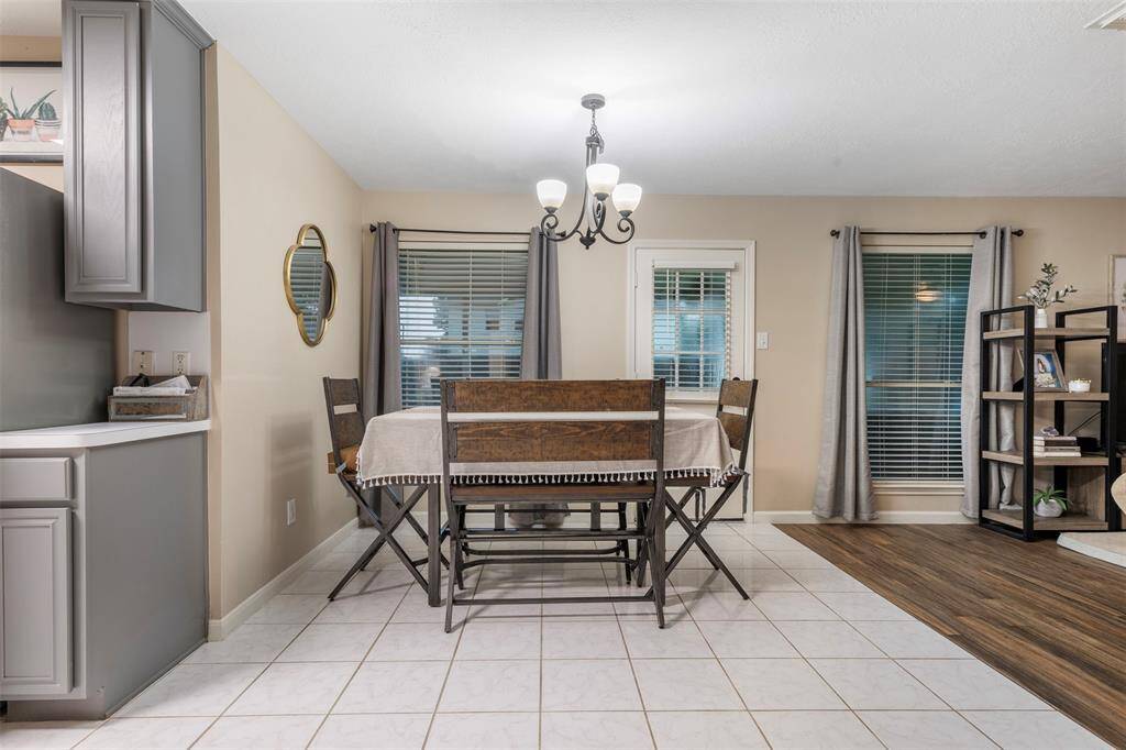 Breakfast room off kitchen