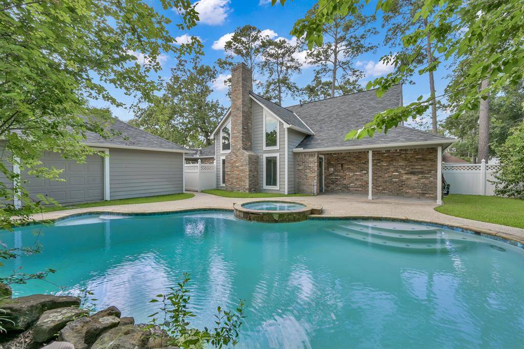 DIVE IN TO 402 PINE MANOR DR - YOUR NEW HOME