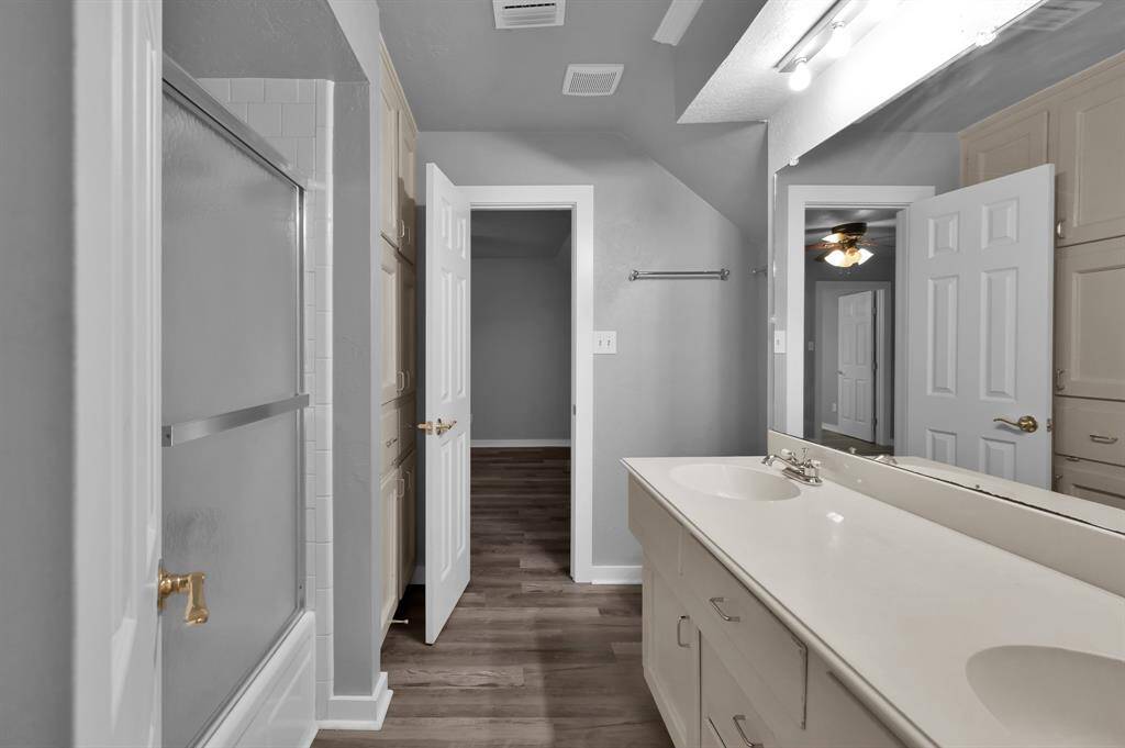 UPSTAIRS BATHROOM
