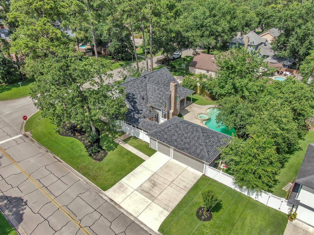 ROOMY DRIVEWAY