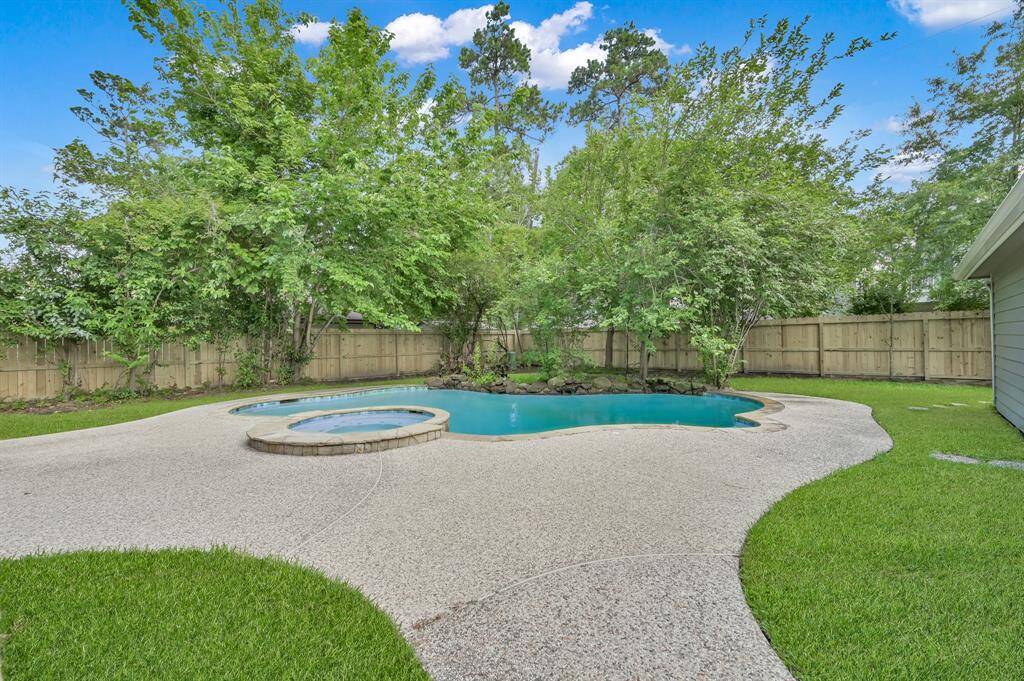 LARGE DECK, POOL AND SPA