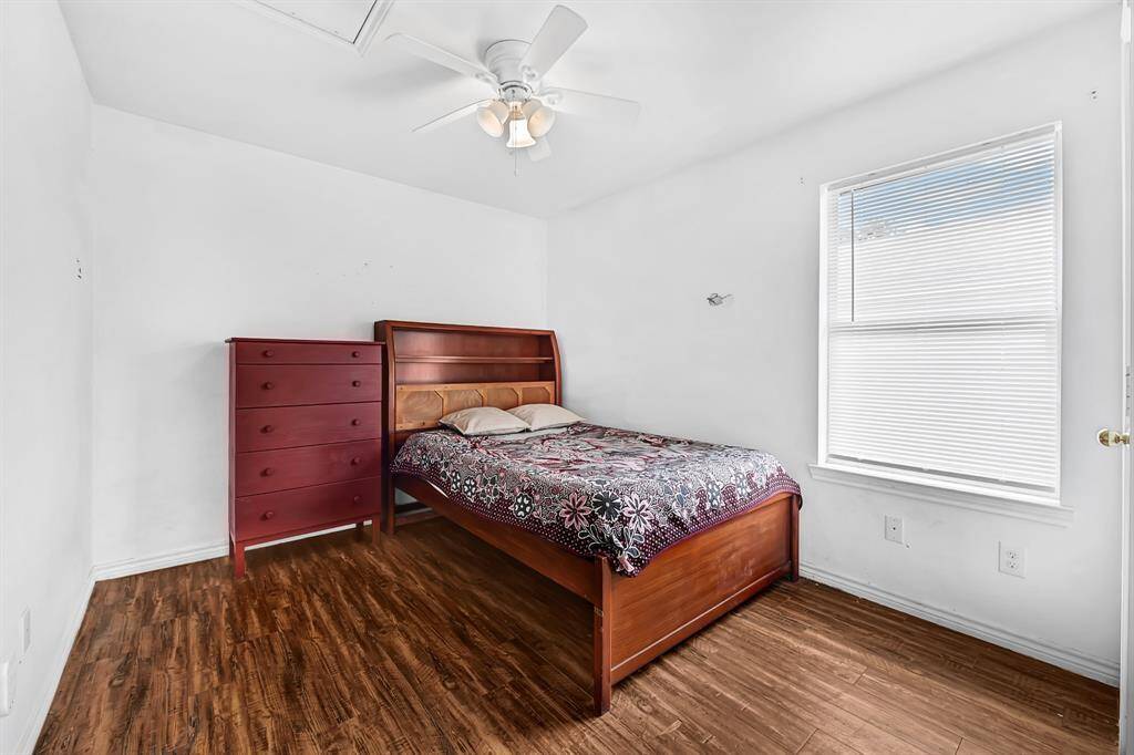 Spare bedroom.