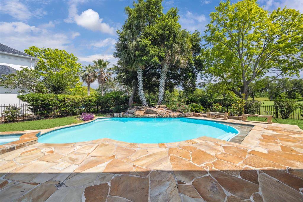 The Aida Younis Team presents 4111 Thistle Hill in Sweetwater!