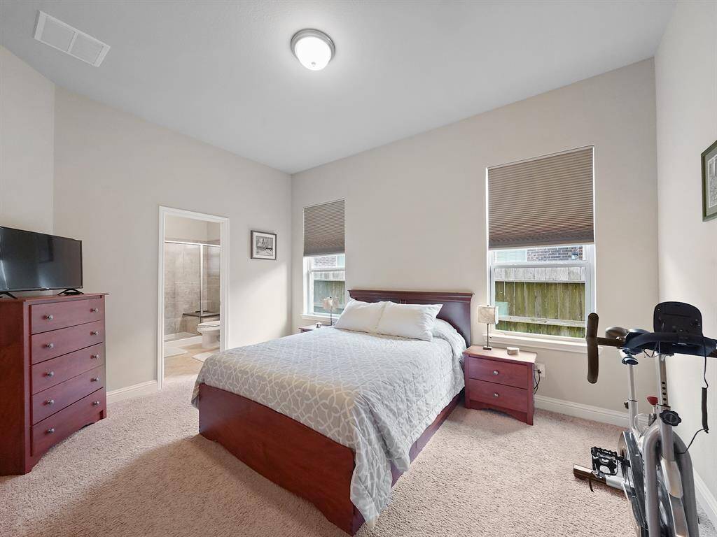 Spacious primary retreat with en suite bath.