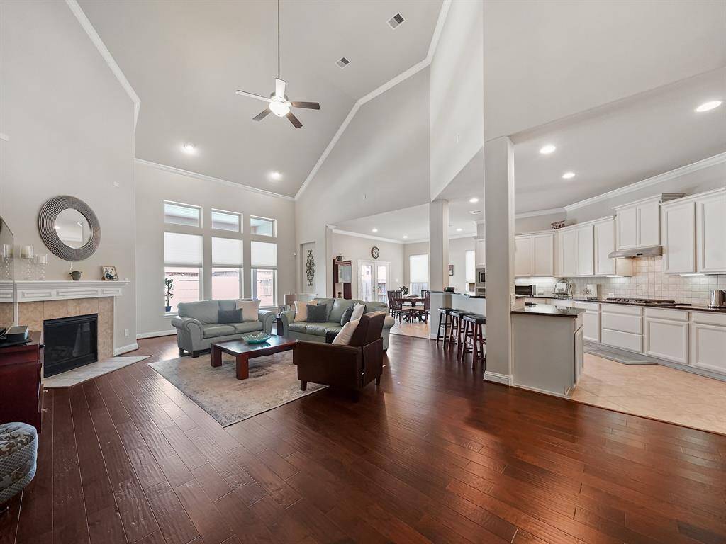 HUGE living, kitchen and breakfast areas oben to each other.  Great for entertaining!