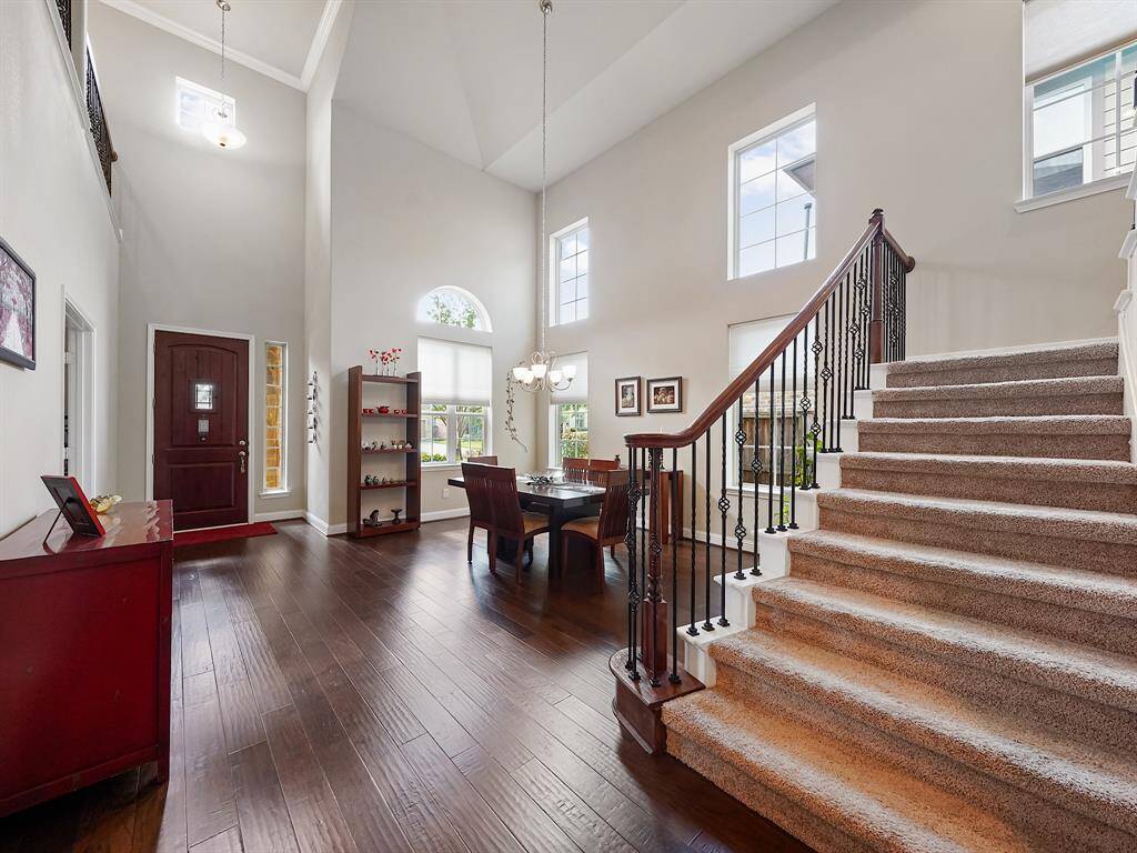 Spacious dining room with high ceilings.  Plenty of space to accommodate seating for 6 or more.