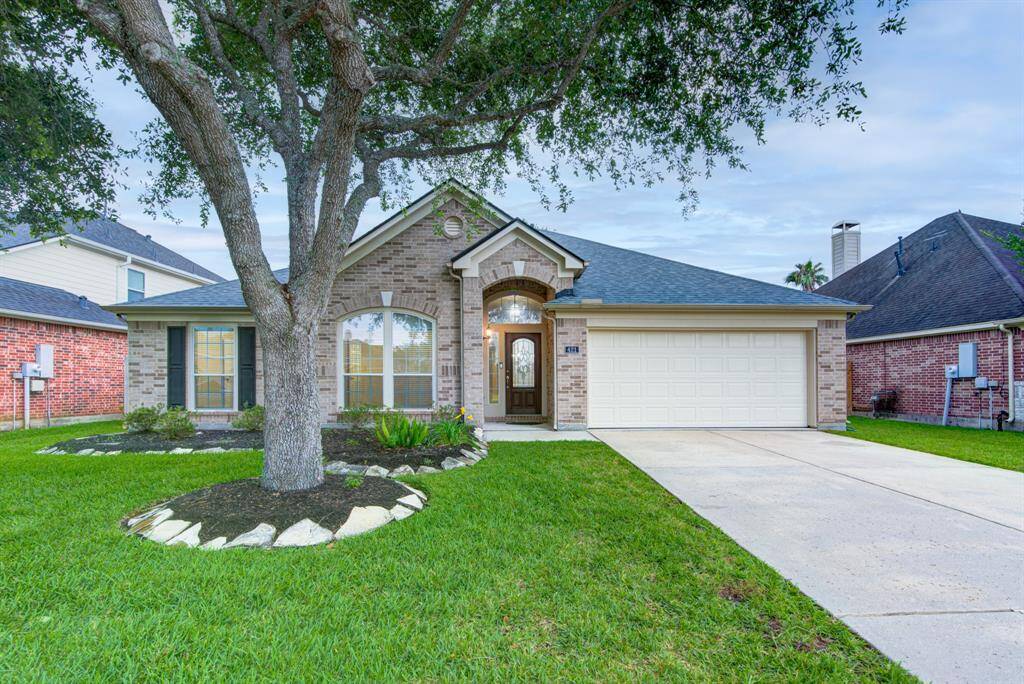 Welcome to 421 Laddingford Lane in the beautiful Master Planned Community Westover Park.