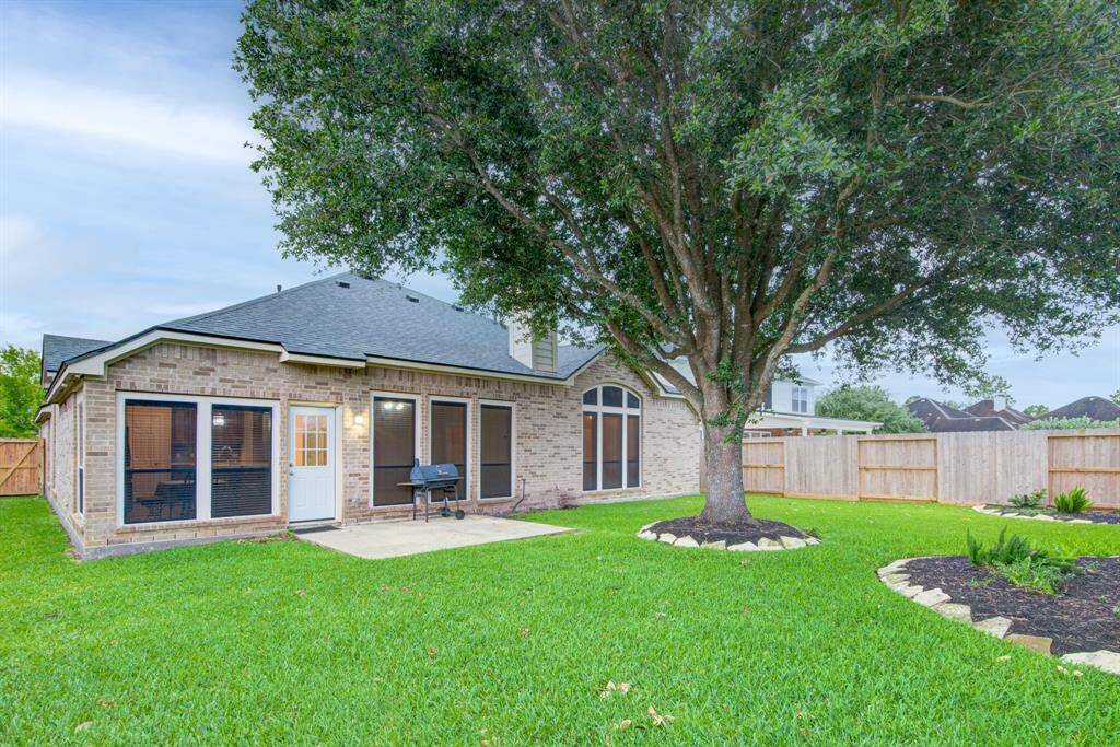 Looking for the perfect place to relax or entertain? This open concept floorplan with lots of natural light is the perfect place to come home too.