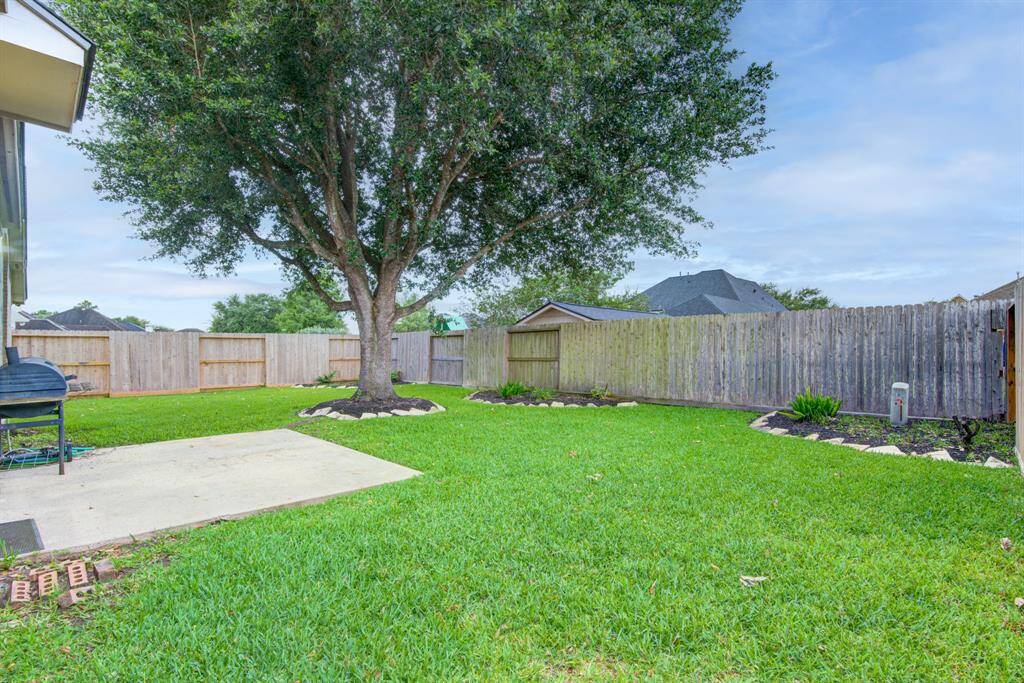 Great little breakfast nook that overlooks the backyard.