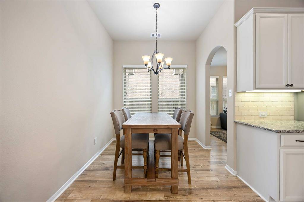 Enjoy intimate meals or morning coffee in the charming breakfast area.