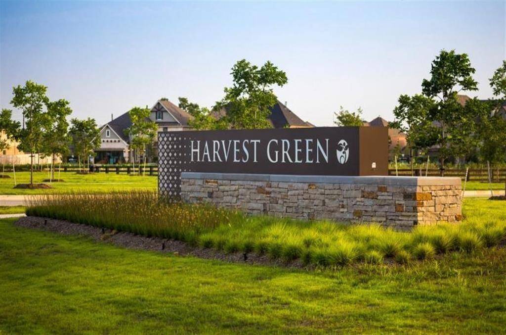 Welcome to Harvest Green — a vibrant master-planned community known for its charming entrance, beautifully landscaped streets, and welcoming atmosphere.