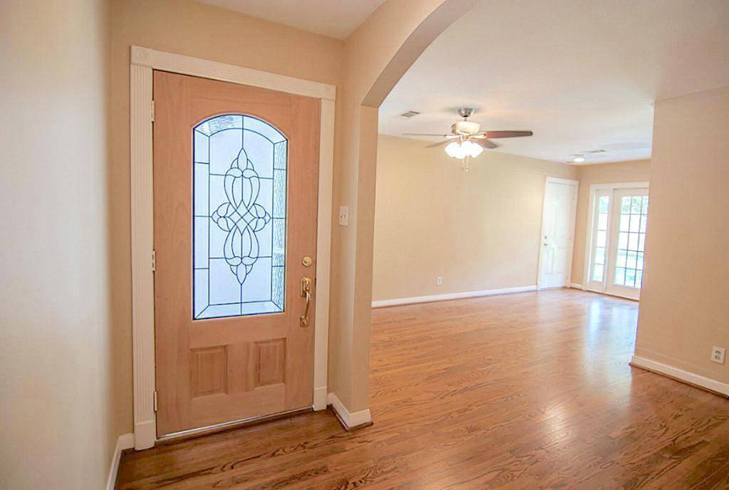 Light and bright!!! Lovely hardwood floors (NO Carpet)!