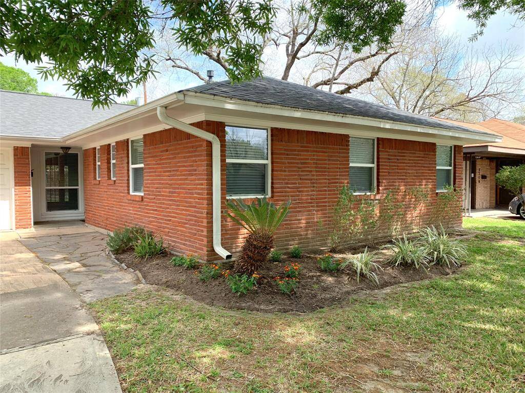 Double-paned windows. Flagstone path to front porch.