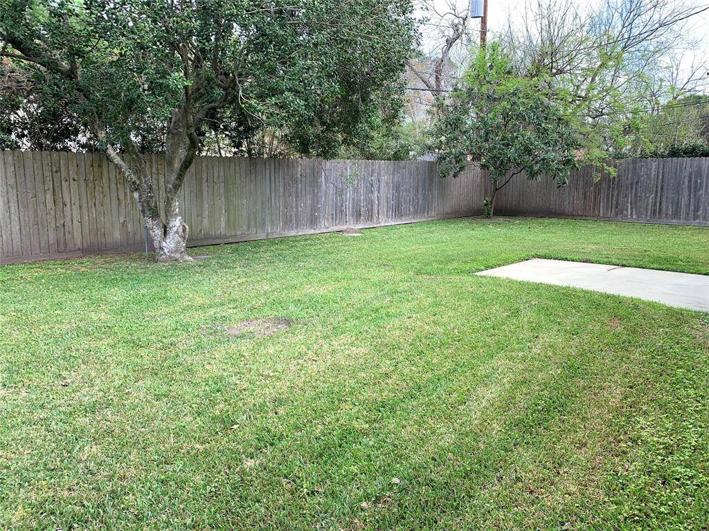 Lawn maintenance included! Big back yard with wood privacy fence!!!