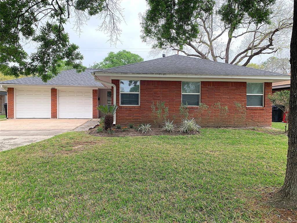 Great location on quiet street. Easy freeway access. Convenient to Medical Center & Galleria area.