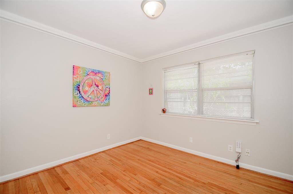 Middle bedroom
