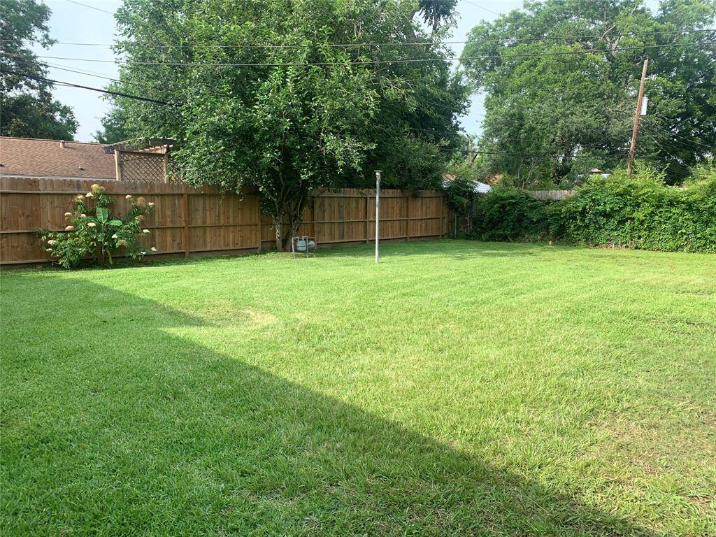 Wonderful fenced backyard!