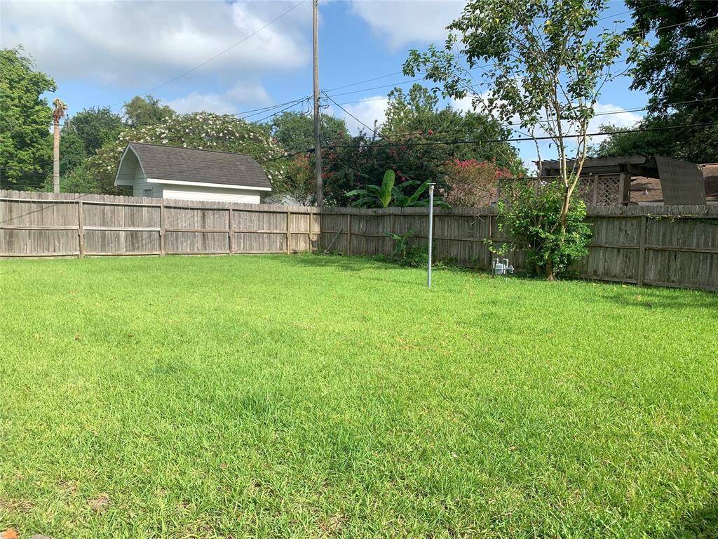 Large fenced back yard.