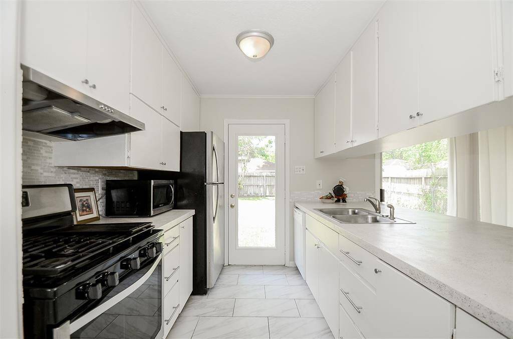 Great kitchen with Stainless steel appliances.