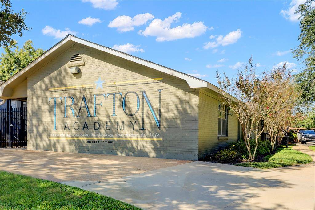 Trafton Academy is a private school for Elementary and Middle school age students. It is located across the street from Willow Park.