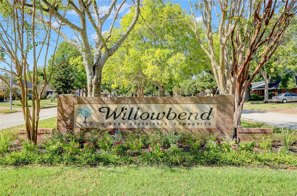 Post Oak Manor is located near the back of the Willowbend area which is an established neighborhood located just outside of Loop 610. It has great freeway access to the Galleria area and Downtown. It is close to the Medical Center and to several Universities and Museums too.