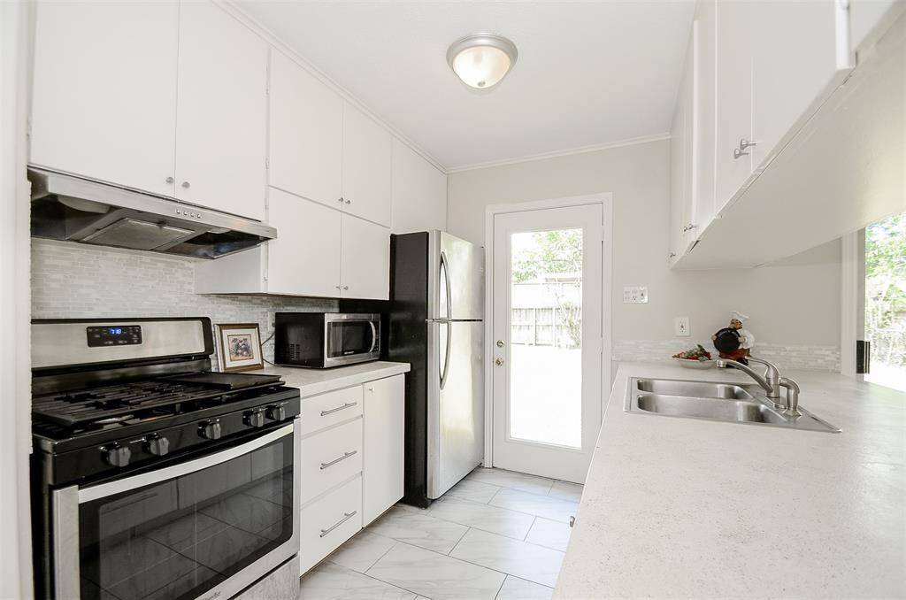 Lots of cabinets and countertop space. Cool tile backsplash!
