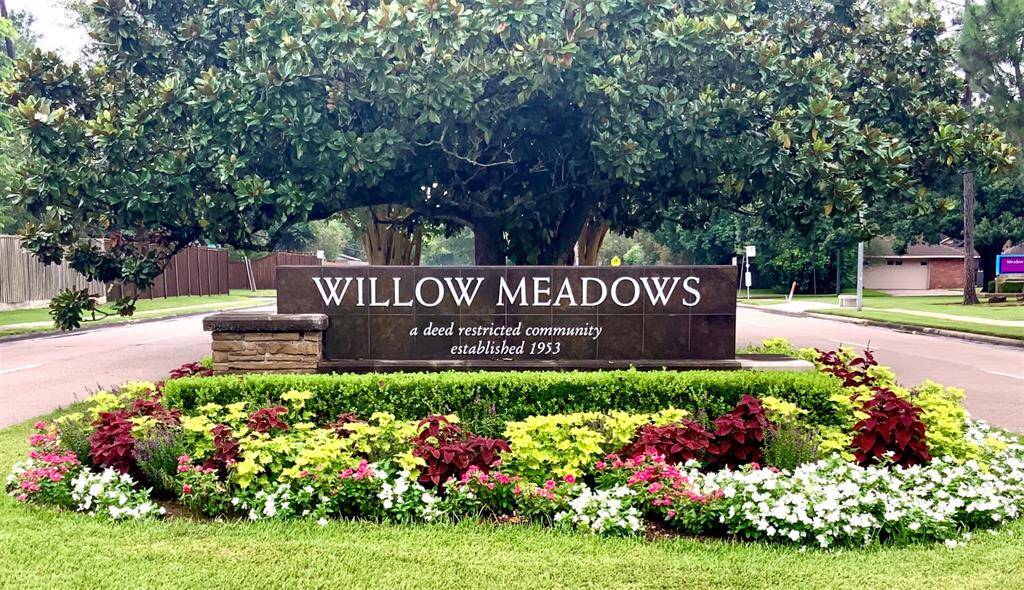 Community developed since 1956 with 820 lots is noted for it strong sense of community and incredibly convenient location Close to freeways and manageable commute to Medical Center, Greenway, Plaza, Galleria.