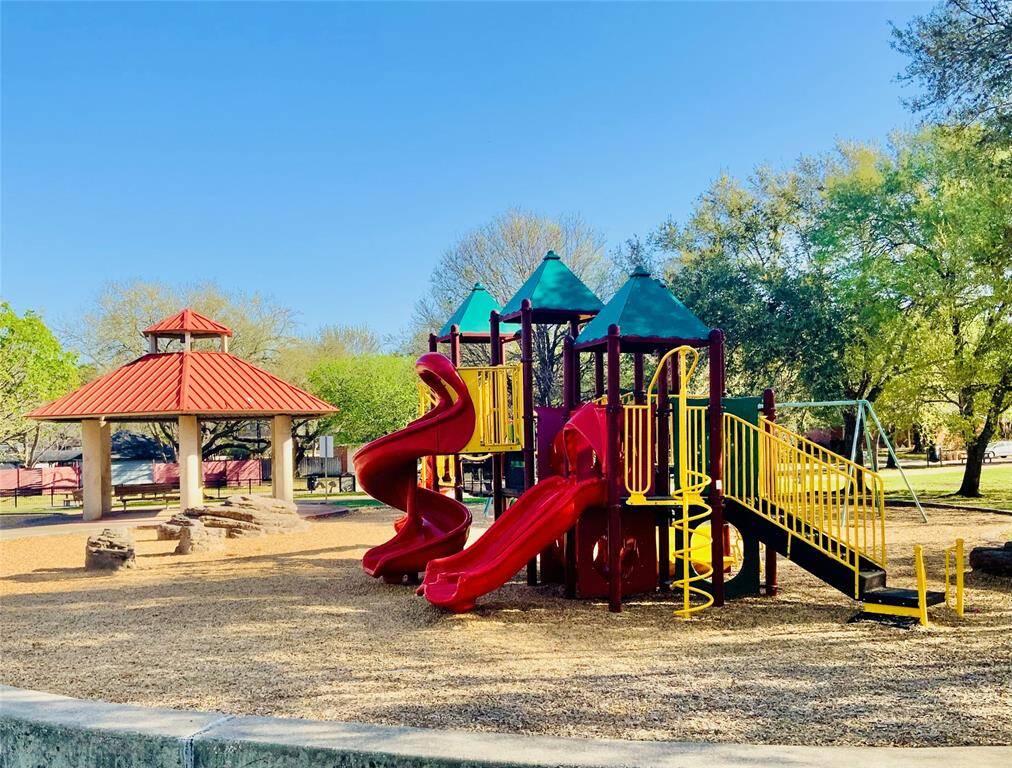 Willow Park offering a Playground area and covered pergola