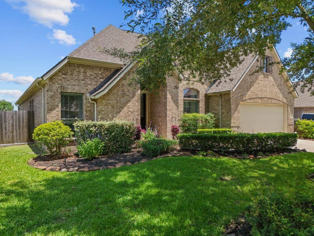 FANTASTIC curb appeal with a well-manicured lawn