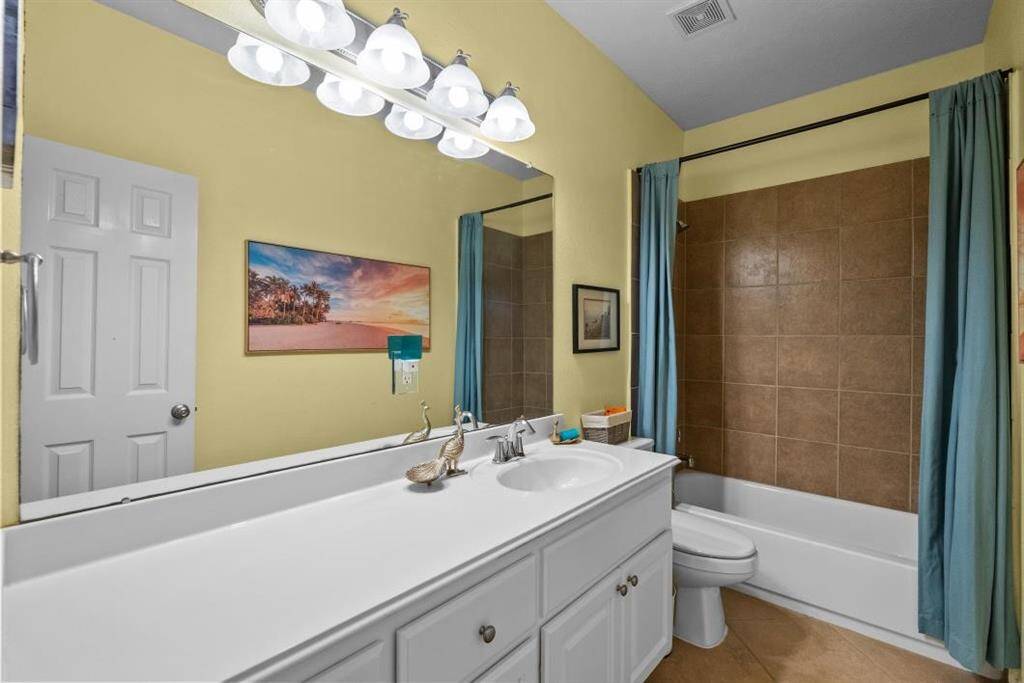Guest bath with dual sinks and tub shower combo