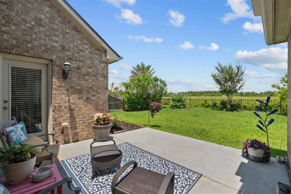 Fantastic backyard with a lovely view of the nature reserve ! Stunning sunsets and in the summer enjoy fireworks on Friday nights from Kemah
