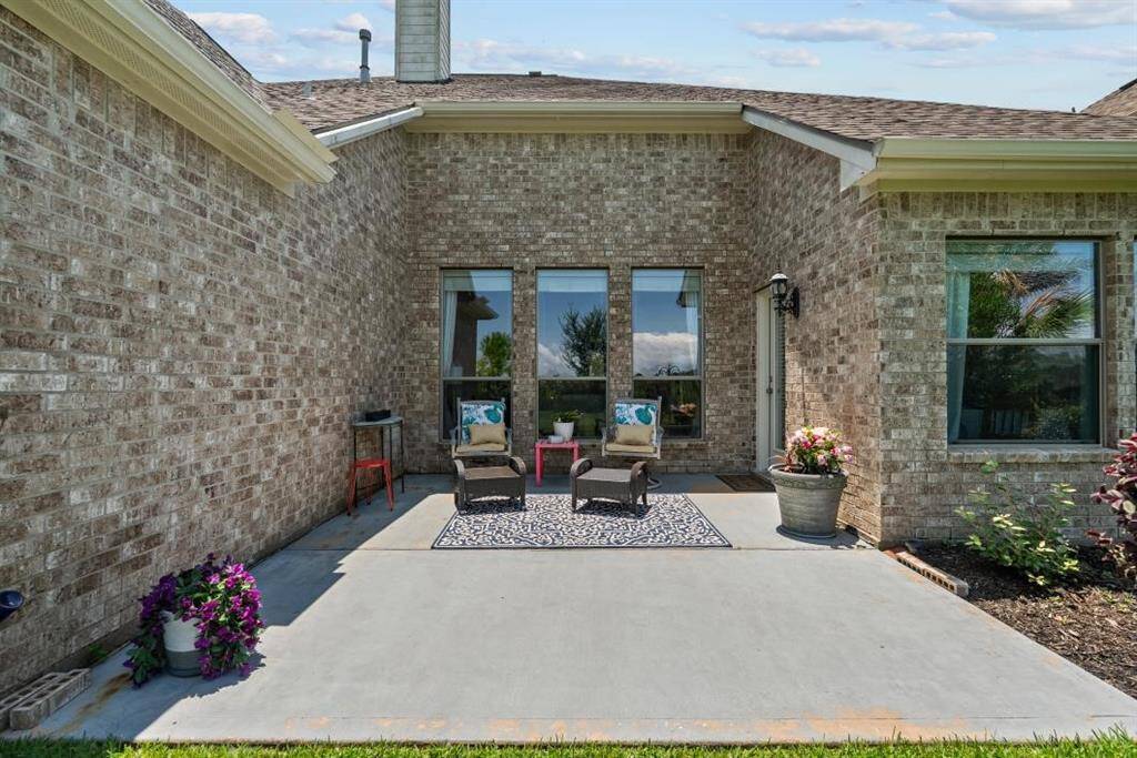 Oversized patio with great space for your outdoor furniture ans decor ! Great place to have a BBQ !