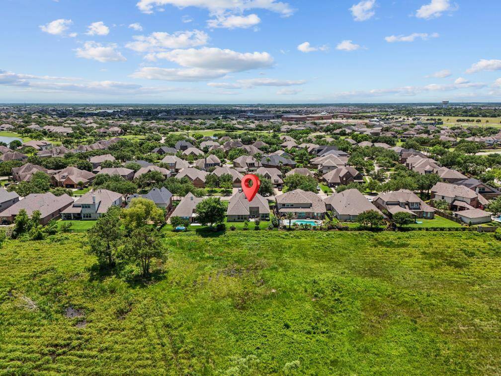 GREAT VIEWS FROM THE BACKYARD OF THE NATURE RESERVE, GREAT FOR BIRD WATCHING, AND WILDLIFE, AMAZING SUNSETS AND ENJOY THE FIREWORKS FROM KEMAH IN THE SUMMER AND HOLIDAYTS