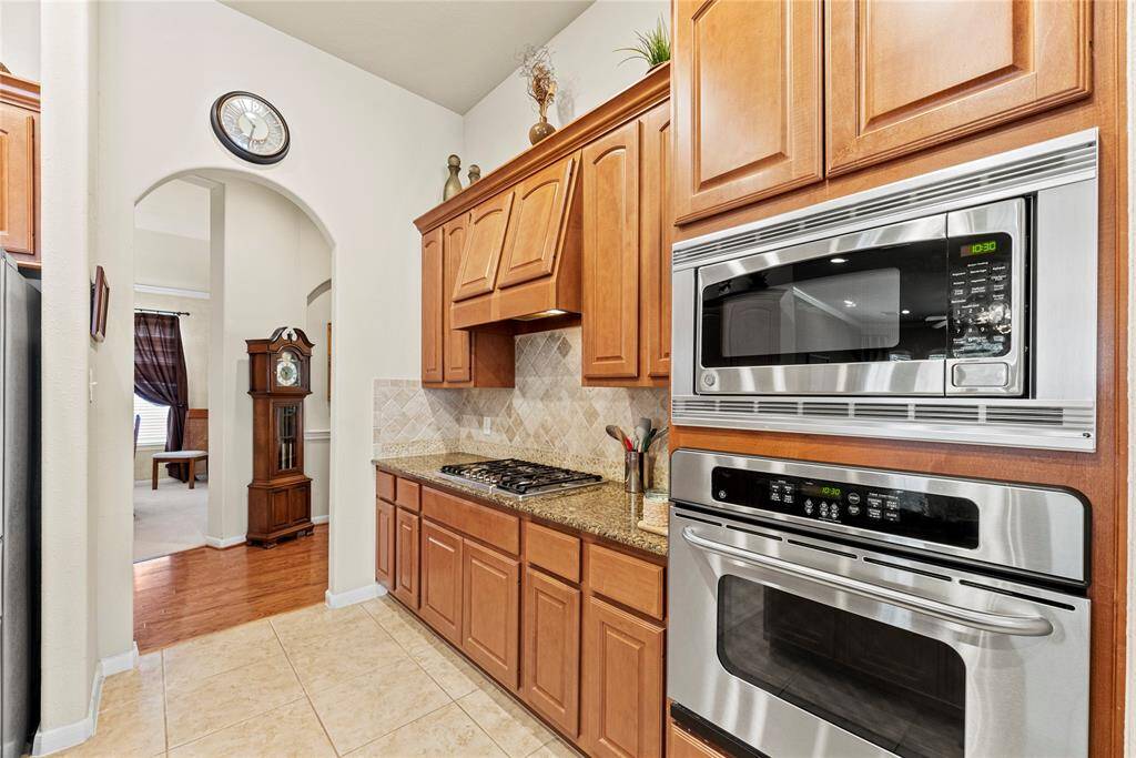 Stainless steel appliances bring a sleek and modern aesthetic to the kitchen, while also offering top-of-the-line performance and durability.