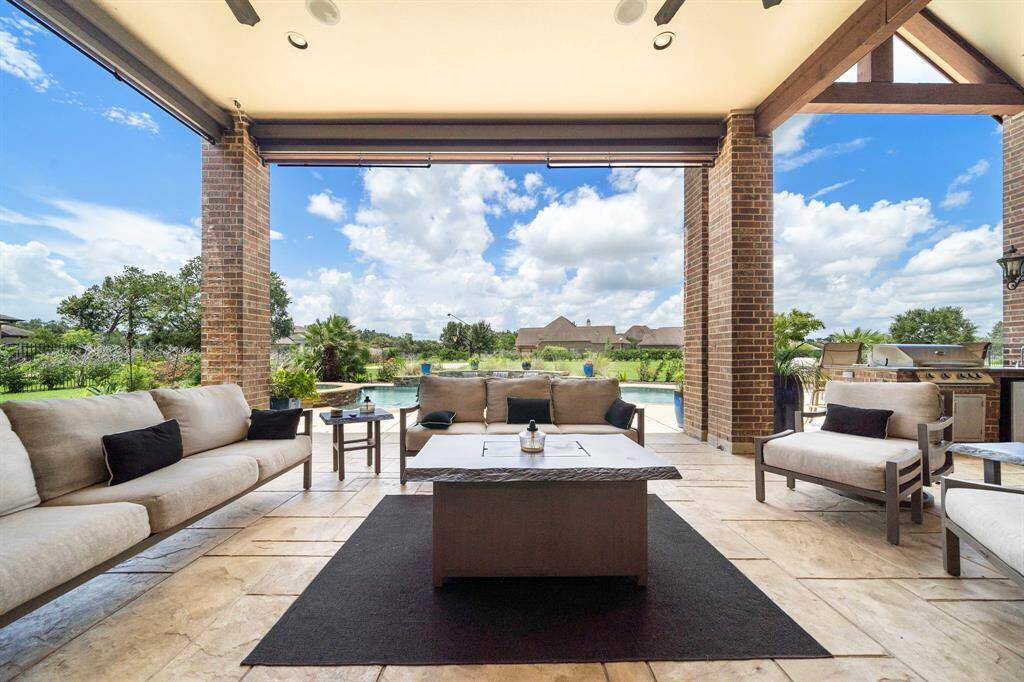Lots of Space for Entertaining BBQs in the Summer!