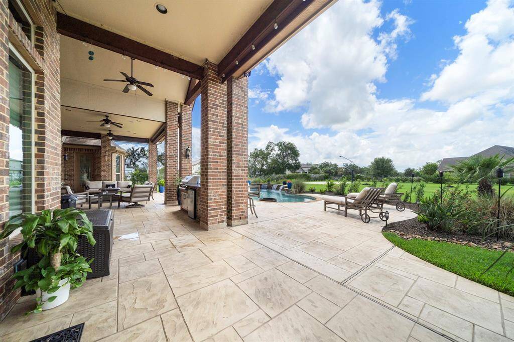 Outdoor Kitchen with a Built in Refrigerator and Sink!