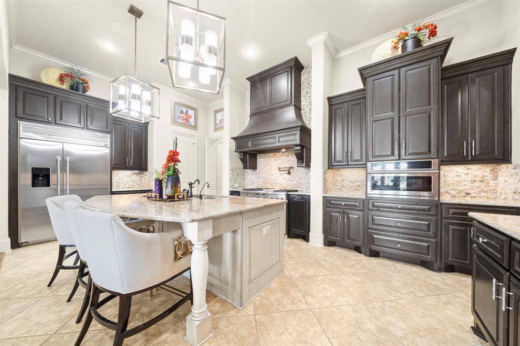 Gorgeous Kitchen Area with Oversized Island!