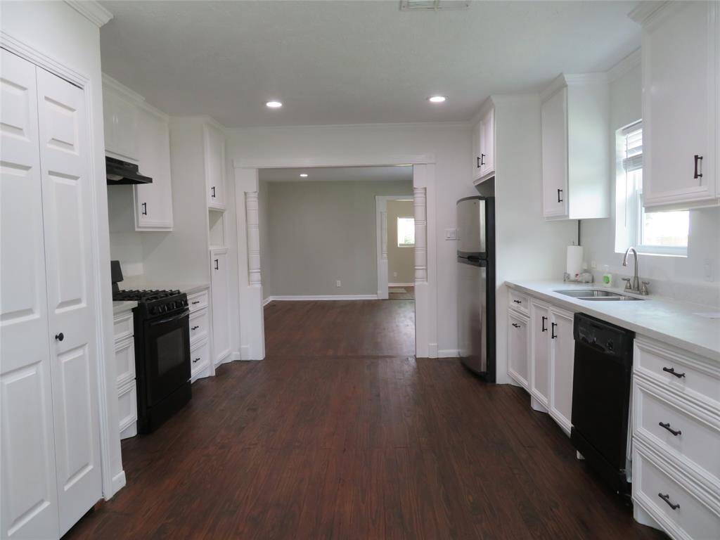 Detached garage - or flex room