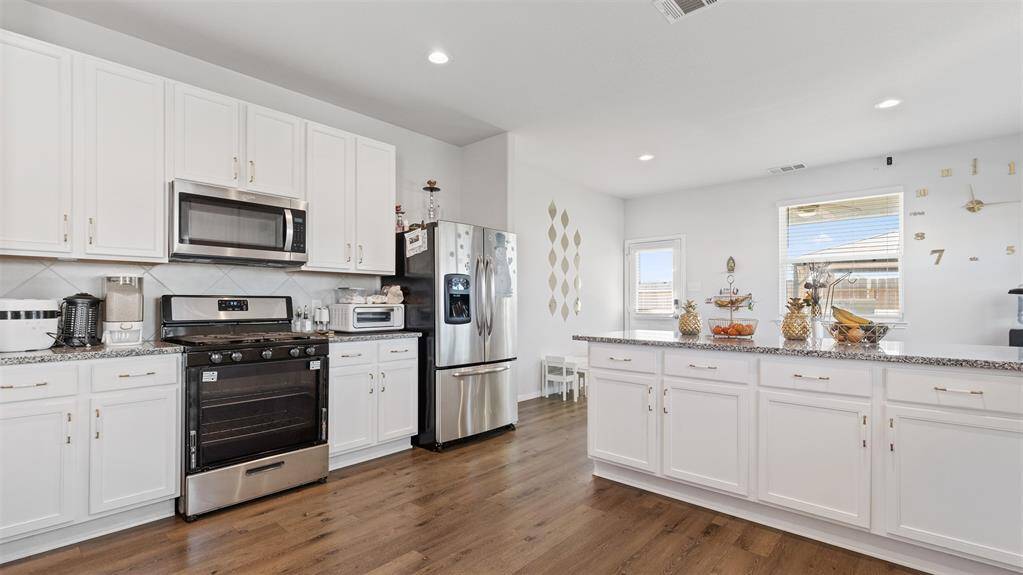 Kitchen has gas cooktop. Stainless steel appliances all included in sale