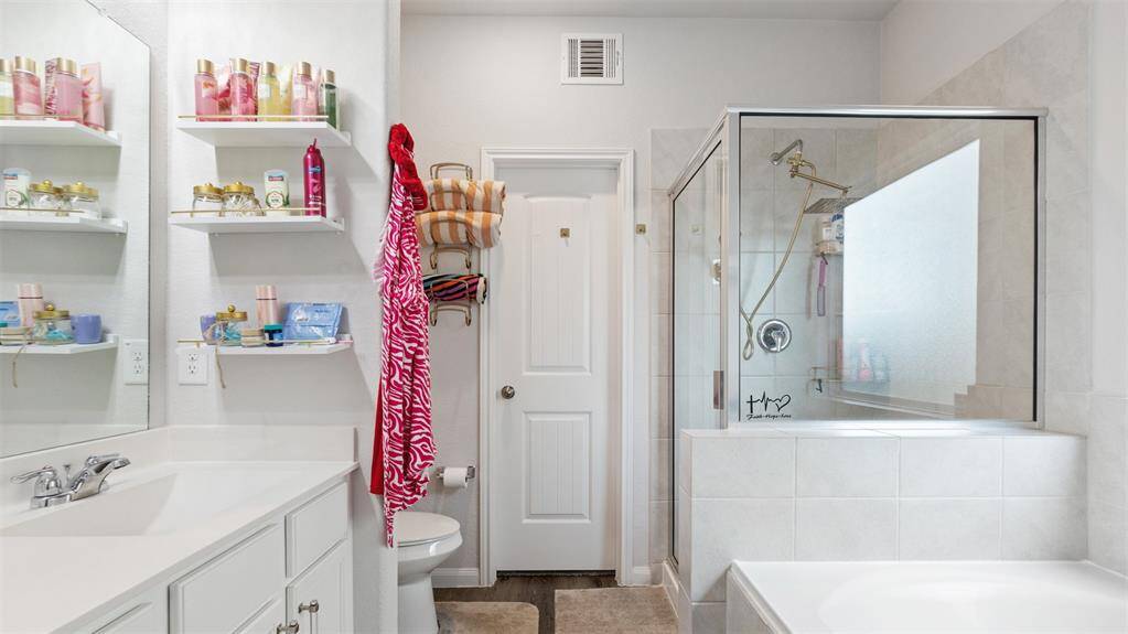 En-suite bathroom with soaking tub and seperate shower